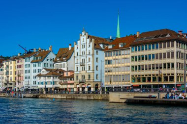 Zuerich, İsviçre, 21 Eylül 2022: Zürih, İsviçre 'deki Limmat Nehri Panorama Manzarası.