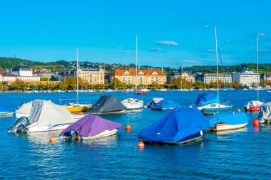 Zuerich, İsviçre, 21 Eylül 2022: İsviçre 'deki Zuerich gölünde yüzen küçük tekneler.