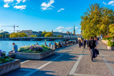 Zuerich, İsviçre, 21 Eylül 2022: İnsanlar İsviçre 'deki Zuerich Gölü' nde günbatımının tadını çıkarıyorlar.