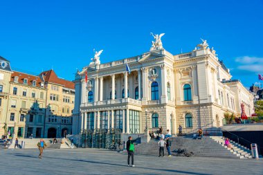 Zuerich, İsviçre, 21 Eylül 2022: İnsanlar İsviçre 'nin Zürih şehrinde sechsenlautenplatz' dan geçiyorlar...