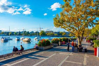 Zuerich, İsviçre, 21 Eylül 2022: İnsanlar İsviçre 'deki Zuerich Gölü' nde günbatımının tadını çıkarıyorlar.