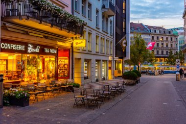 Zuerich, İsviçre, 21 Eylül 2022: İsviçre 'nin Zuerich kentindeki Rennweg caddesinin gün batımı manzarası.