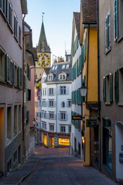Zuerich, İsviçre, 22 Eylül 2022: İsviçre 'deki Zuerich' in tarihi merkezinden geçen dar bir sokağın gün doğumu manzarası.