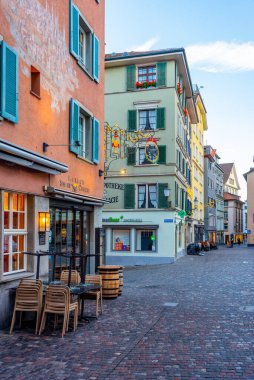 Zuerich, İsviçre, 22 Eylül 2022: İsviçre 'deki Zuerich' in tarihi merkezinden geçen dar bir sokağın gün doğumu manzarası.