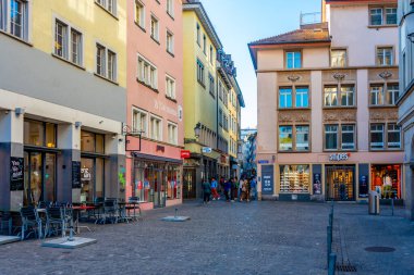 Zuerich, İsviçre, 22 Eylül 2022: İsviçre 'deki Zuerich' in tarihi merkezinden geçen dar bir sokağın gün doğumu manzarası.