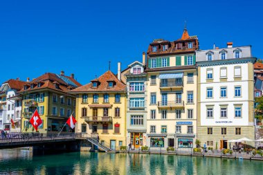 Thun, İsviçre, 22 Eylül 2022: Thun İsviçre 'deki Aare nehrinin nehir kenarındaki renkli evler.