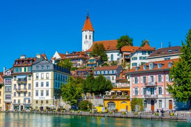 Thun, İsviçre, 22 Eylül 2022: İsviçre 'de Aare nehrine bakan Thun kalesi.