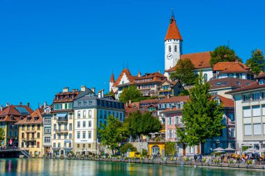 Thun, İsviçre, 22 Eylül 2022: İsviçre 'de Aare nehrine bakan Thun kalesi.