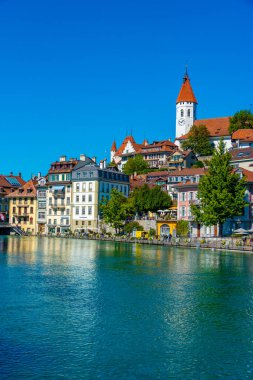 Thun, İsviçre, 22 Eylül 2022: İsviçre 'de Aare nehrine bakan Thun kalesi.