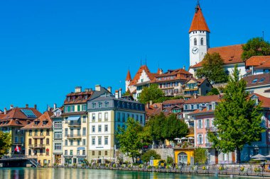 Thun, İsviçre, 22 Eylül 2022: İsviçre 'de Aare nehrine bakan Thun kalesi.