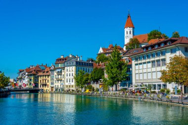 Thun, İsviçre, 22 Eylül 2022: İsviçre 'de Aare nehrine bakan Thun kalesi.