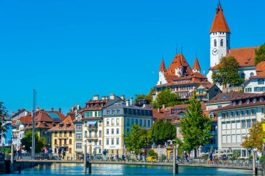 Thun, İsviçre, 22 Eylül 2022: İsviçre 'de Aare nehrine bakan Thun kalesi.
