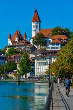 Thun, İsviçre, 22 Eylül 2022: İsviçre 'de Aare nehrine bakan Thun kalesi.