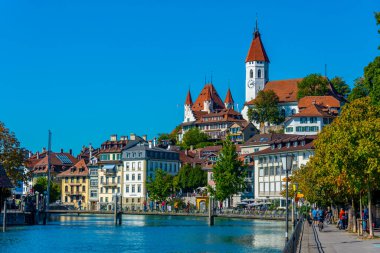 Thun, İsviçre, 22 Eylül 2022: İsviçre 'de Aare nehrine bakan Thun kalesi.