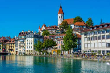 Thun, İsviçre, 22 Eylül 2022: İsviçre 'de Aare nehrine bakan Thun kalesi.