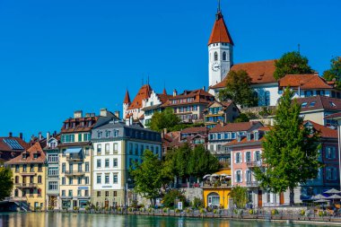 Thun, İsviçre, 22 Eylül 2022: İsviçre 'de Aare nehrine bakan Thun kalesi.