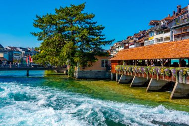 Thun, İsviçre, 22 Eylül 2022: Untere Schleuse İsviçre 'nin Thun kasabasındaki köprüyü kapladı.