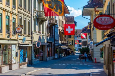 Thun, İsviçre, 22 Eylül 2022: Thun, İsviçre 'de tarihi cadde.