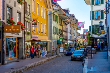 Thun, İsviçre, 22 Eylül 2022: Thun, İsviçre 'de tarihi cadde.