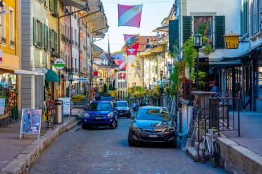 Thun, İsviçre, 22 Eylül 2022: Thun, İsviçre 'de tarihi cadde.