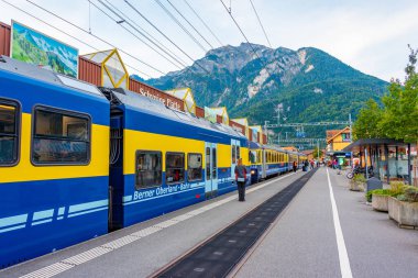 Interlaken, İsviçre, 23 Eylül 2022: İsviçre 'deki Bernese Oberland Demiryolu.