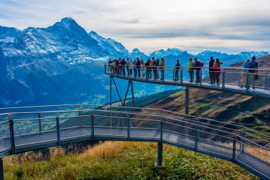 Birincisi, İsviçre, 23 Eylül 2022: İsviçre Alplerinde İlk Uçurum Yürüyüşü.