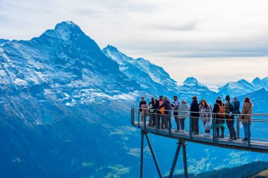 Birincisi, İsviçre, 23 Eylül 2022: İsviçre Alplerinde İlk Uçurum Yürüyüşü.
