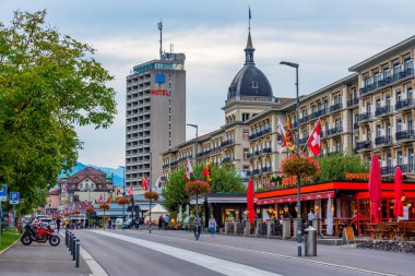 Interlaken, İsviçre, 23 Eylül 2022: Interlaken, İsviçre 'de tarihi cadde.