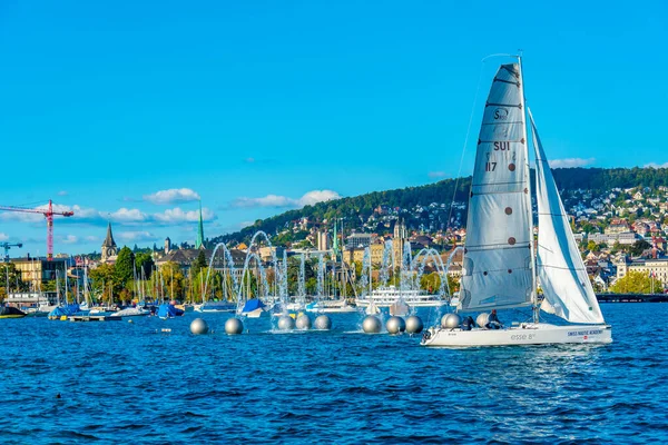 Zuerich, İsviçre, 21 Eylül 2022: Springbrunnen çeşmesinin arkasındaki Siwss kasabası Zuerich Panoraması.