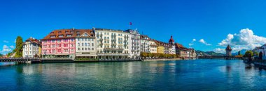 Luzern, İsviçre, 20 Eylül 2022: İsviçre 'nin Luzern kentindeki Reuss limanındaki oteller.