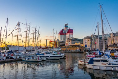 Goteborg, İsveç, 9 Temmuz 2022: Lilla Bombardıman uçağı ve Barken Viking gemisi inşa ediliyor.