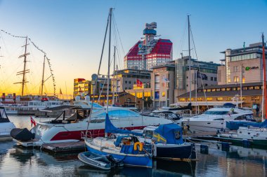 Goteborg, İsveç, 9 Temmuz 2022: Lilla Bombardıman uçağı ve Barken Viking gemisi inşa ediliyor.