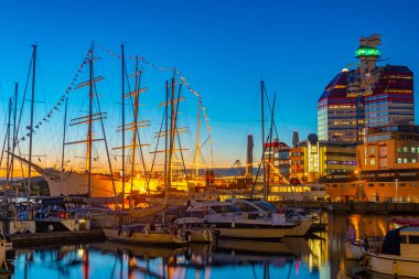 Goteborg, İsveç, 9 Temmuz 2022: Goteborg şehrinde Lilla Bombacılarının inşa ettiği ve Barken Viking gemisinin günbatımı görüntüsü...