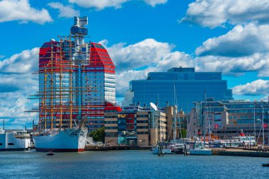 Goteborg, İsveç, 10 Temmuz 2022: Lilla Bombardıman uçağı ve Barken Viking gemisi inşa ediliyor.