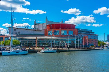 Goteborg, İsveç, 10 Temmuz 2022: İsveç 'te bir marinanın yanındaki goteborg opera binasının görüntüsü.