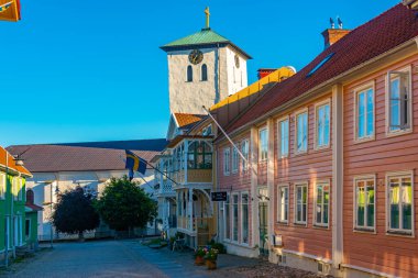 Marstrand, İsveç, 10 Temmuz 2022: Marstrand, İsveç 'te tarihi bir caddenin gün batımı manzarası.