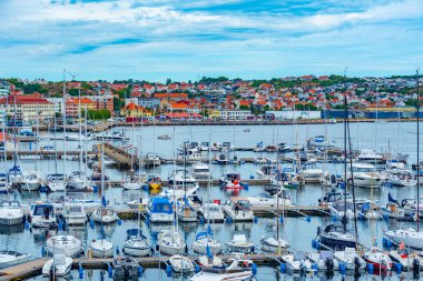 Lysekil, İsveç, 11 Temmuz 2022: İsveç 'in Lysekil.IMAGE kentinde marina manzarası