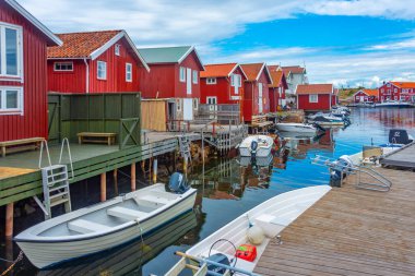 Smogen, İsveç, 11 Temmuz 2022: İsveç 'in Smogen köyünde renkli ahşap barakalar.