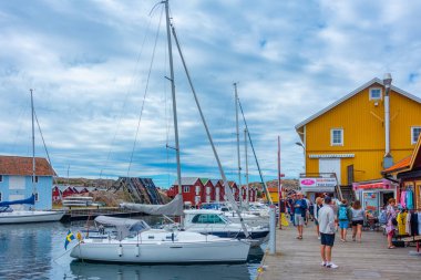 Smogen, İsveç, 11 Temmuz 2022: İsveç 'in Smogen.IMAGE köyünde rıhtım gezisi