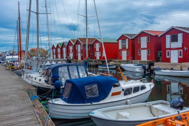 Smogen, İsveç, 11 Temmuz 2022: İsveç 'in Smogen köyünde renkli ahşap barakalar.