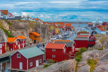 Smogen, İsveç, 11 Temmuz 2022: İsveç 'in Smogen köyünde renkli ahşap barakalar.