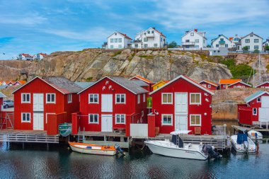 Smogen, İsveç, 11 Temmuz 2022: İsveç 'in Smogen köyünde renkli ahşap barakalar.