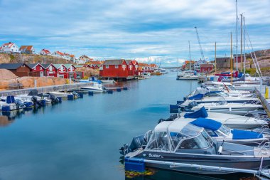 Smogen, İsveç, 11 Temmuz 2022: İsveç 'in Smogen.IMAGE köyünde rıhtım gezisi