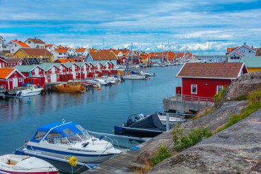 Smogen, İsveç, 11 Temmuz 2022: İsveç 'in Smogen köyünde renkli ahşap barakalar.