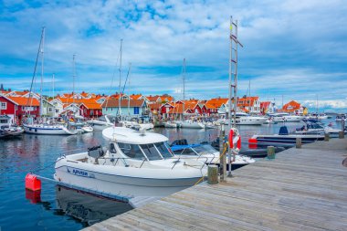 Smogen, İsveç, 11 Temmuz 2022: İsveç 'in Smogen.IMAGE köyünde rıhtım gezisi