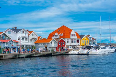 Smogen, İsveç, 11 Temmuz 2022: İsveç 'in Smogen.IMAGE köyünde rıhtım gezisi