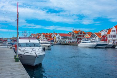 Smogen, İsveç, 11 Temmuz 2022: İsveç 'in Smogen.IMAGE köyünde rıhtım gezisi