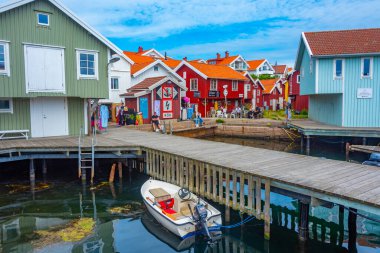 Smogen, İsveç, 11 Temmuz 2022: İsveç 'in Smogen.IMAGE köyünde rıhtım gezisi