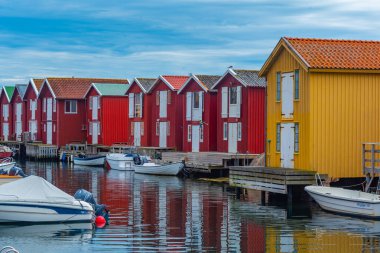 Smogen, İsveç, 11 Temmuz 2022: İsveç 'in Smogen köyünde renkli ahşap barakalar.