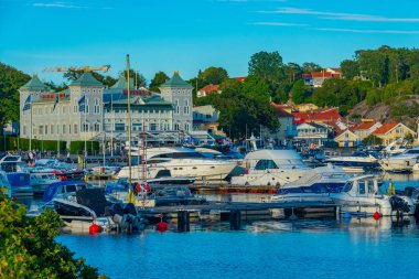 Stromstad, İsveç, 11 Temmuz 2022: Stromstad.IMAGE İsveç 'te marina manzarası